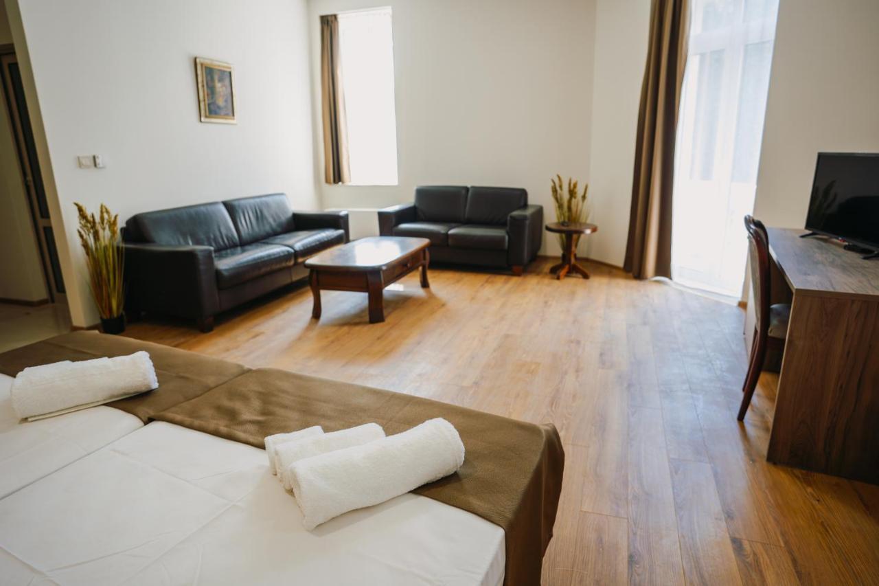 Хотел Театъръ Otel Plevne Dış mekan fotoğraf